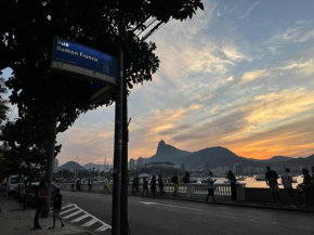 Urca, aos pés do Pão de Açucar, Praia Vermellha e 5 minutos de Copacabana